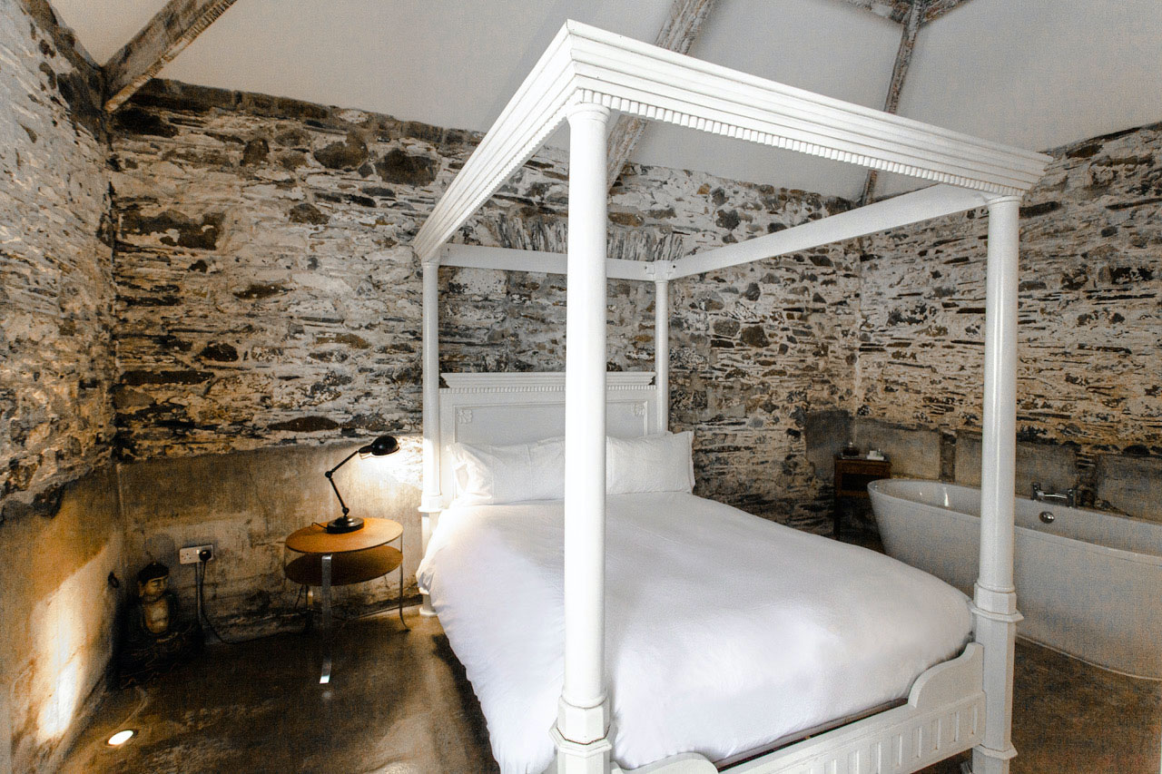 Barn Room 1 bed and bath tub